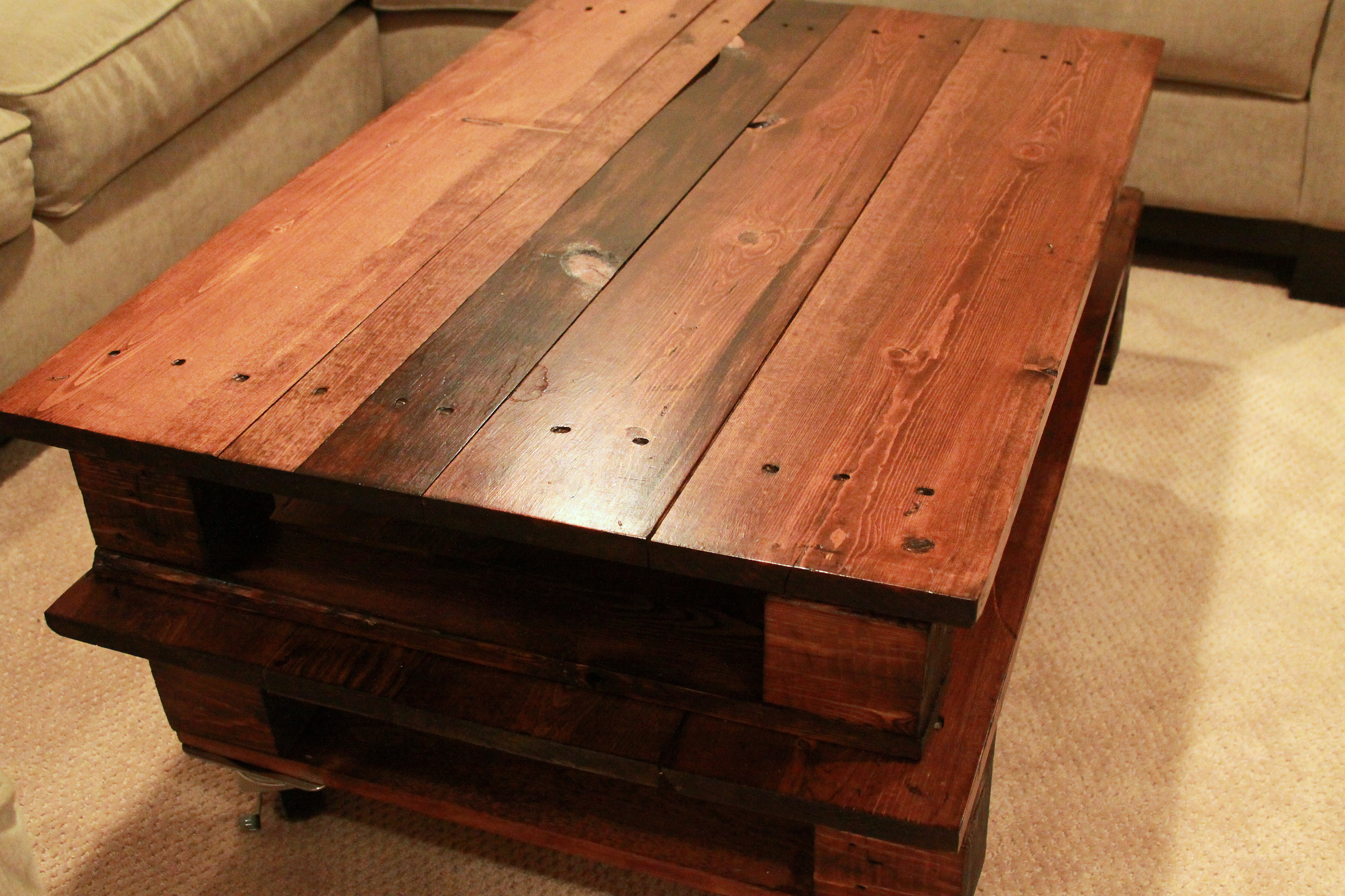 Build a wooden coffee table – free woodworking plans at 